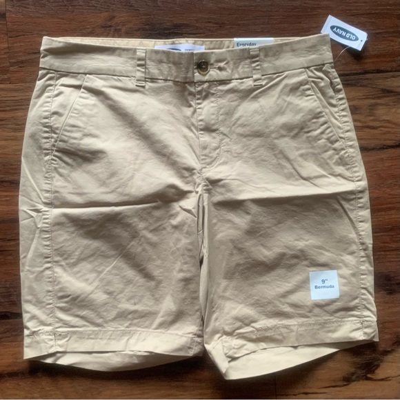 Old Navy w’s 8 - everyday short - mid-rise 8” - khaki Bermuda style - Picture 1 of 5
